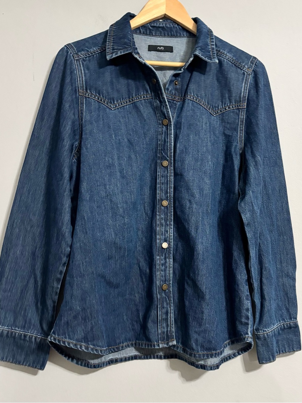 NWOT RUTI The Classic Denim Snap Shirt Button Down Top